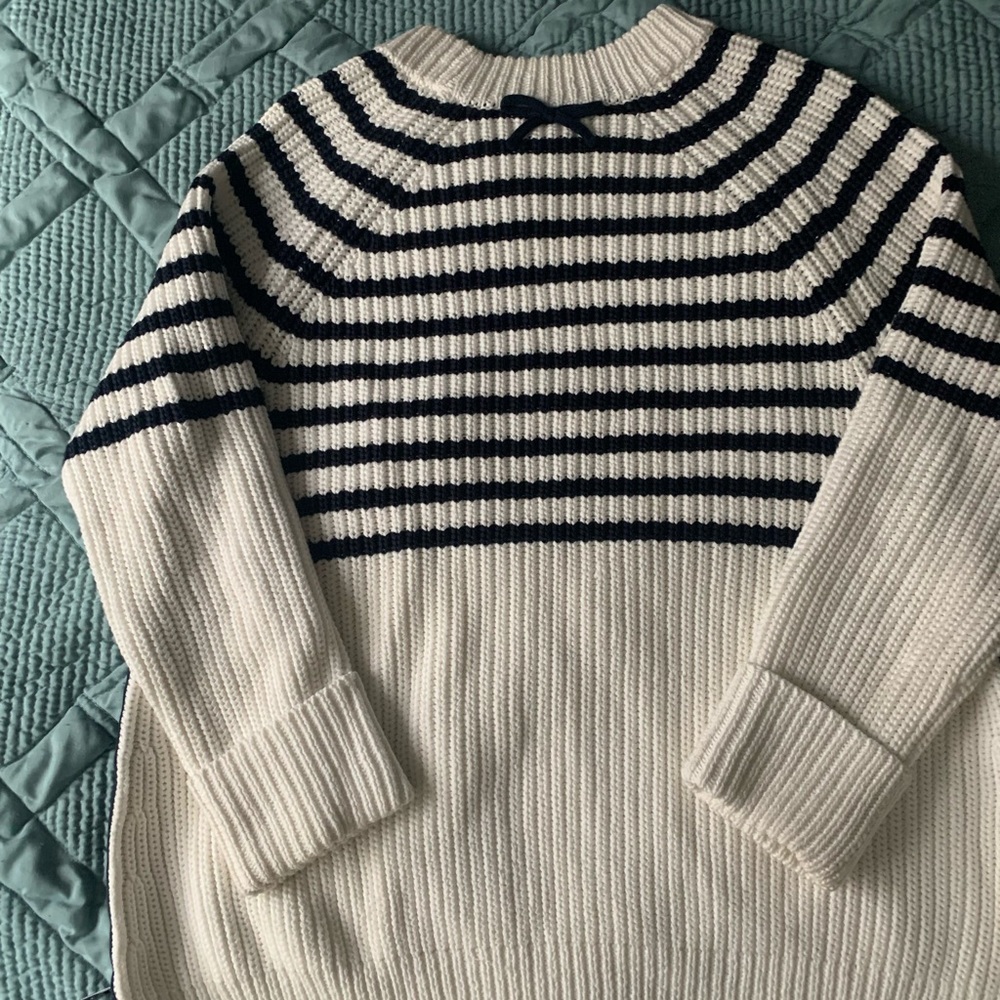 Kate Spade sweater. Zipper sides, bow on back neckline. Navy blue/white. Size: L